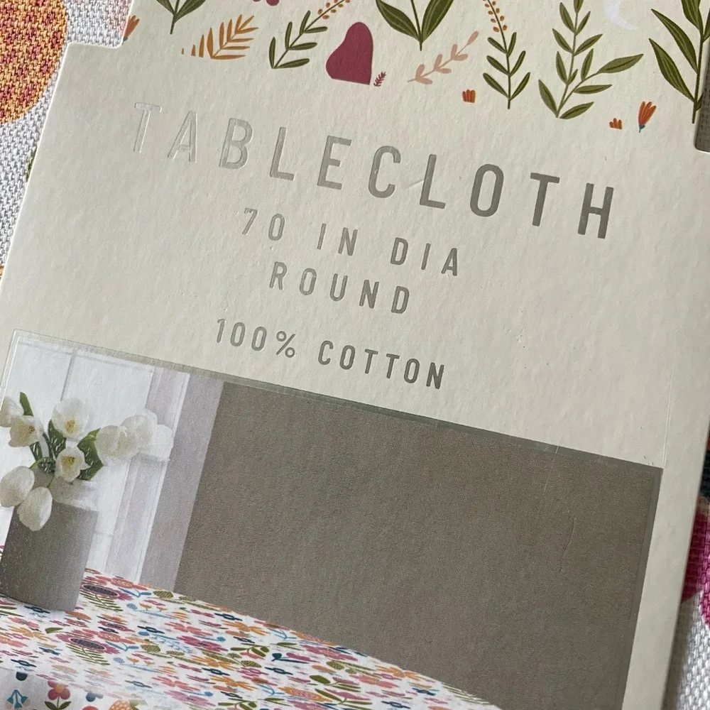 ADORABLE tablecloth by NORDSTROM 🌸 70inch diameter ( fits a variety of tables)